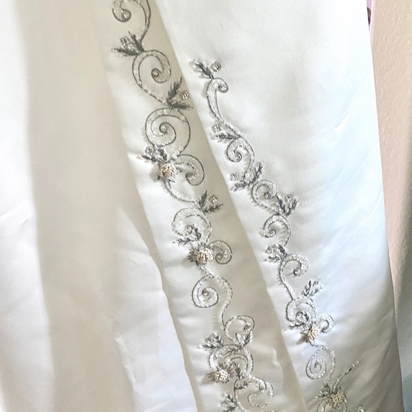 Wedding Dress (18) - Picture 6 of 11